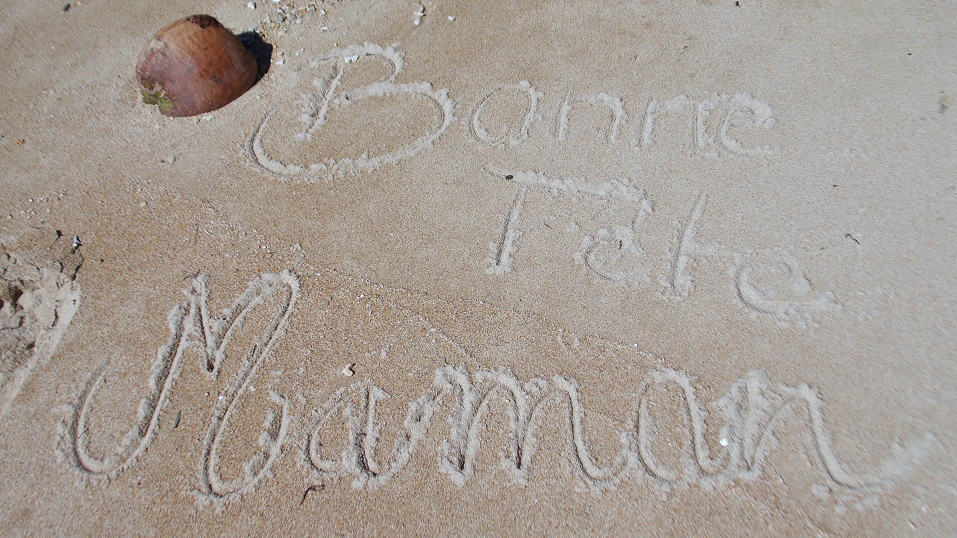 « Bonne Fête Maman » écrit sur le sable d'une plage à Touho en chemin vers Hienghène, Nouvelle-Calédonie, en 2017.