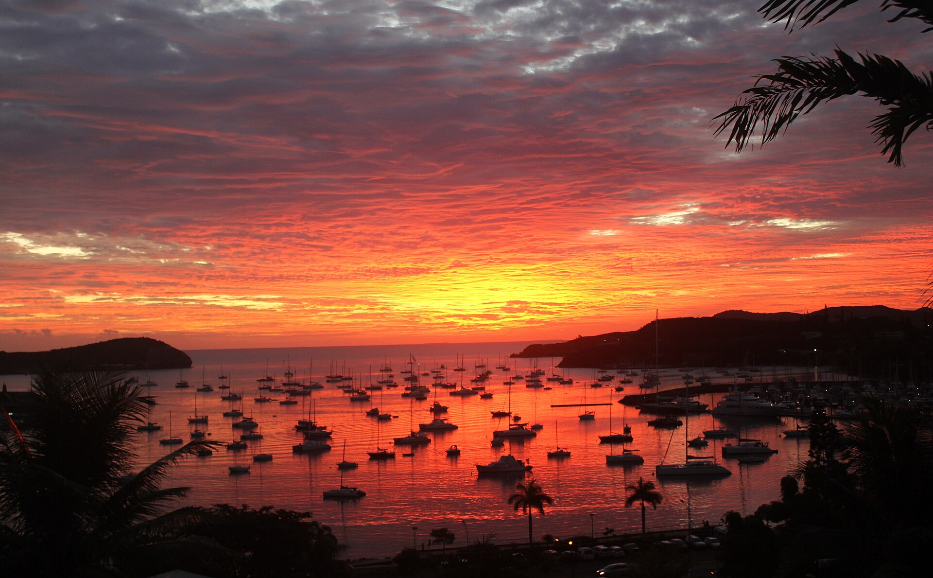 Coucher de soleil dans la baie de l'Orphelinat à Nouméa