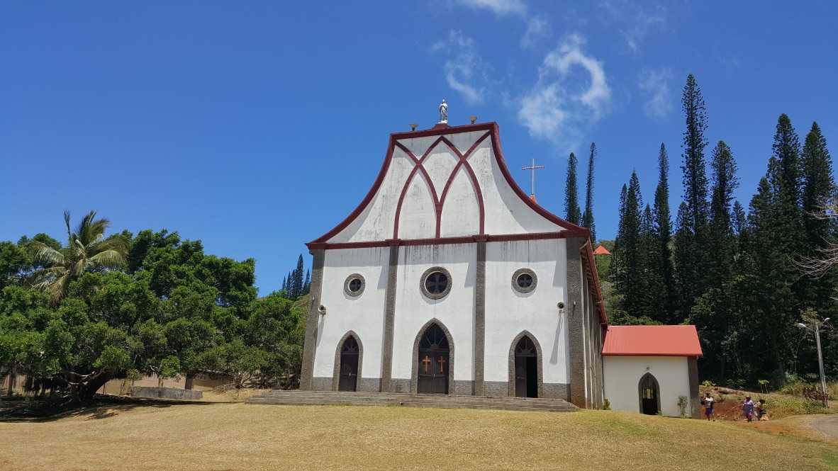 L’Eglise Notre-Dame de l’Assomption, située dans le village de Vao à l’Ile des Pins, fut construite en 1860 par les missionnaires maristes (catholiques) seuls, sans l'aid