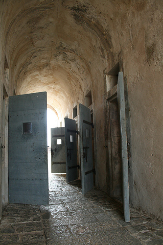 Couloir des cellules du fort Teremba, ancien pénitencier près de Moindou
