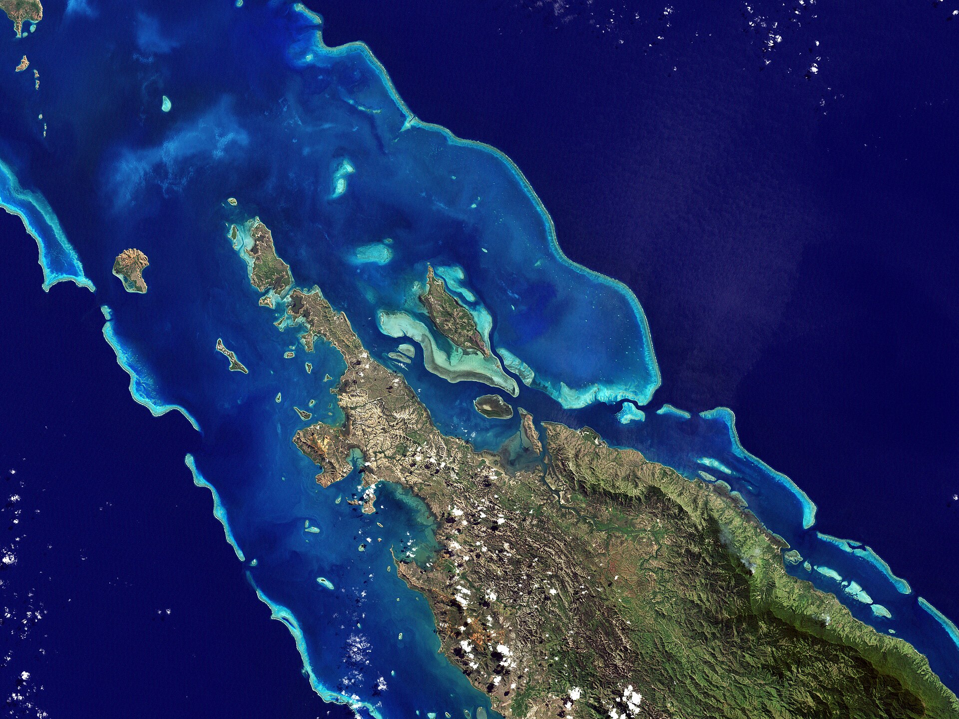 NASA’s Landsat 7 satellite captured this image of Île Balabio, off the northern tip of Grande Terra, New Caledonia’s main island. In this natural-color image, the islands
