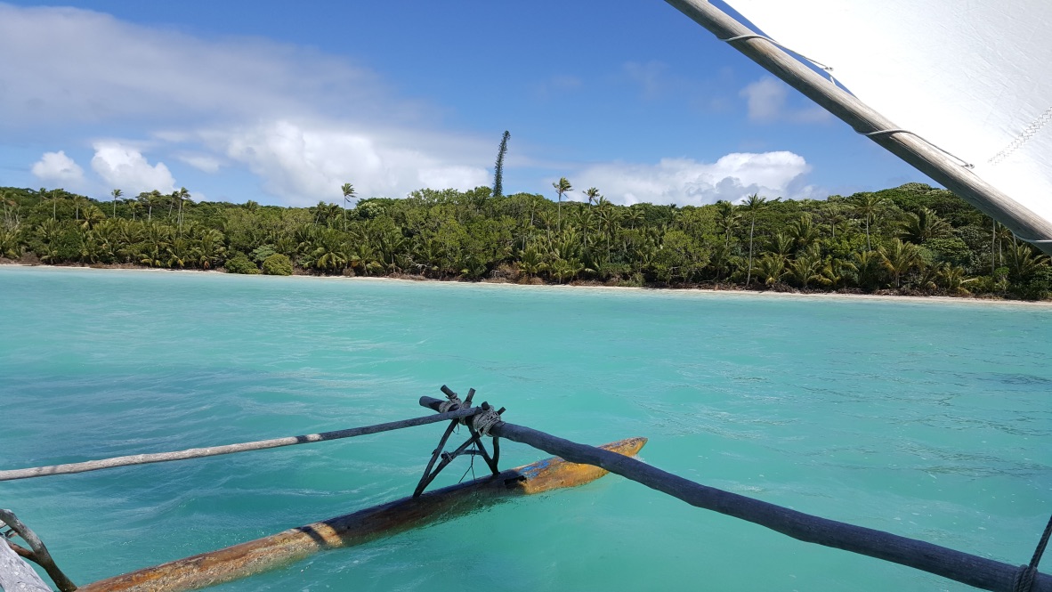 Sur l’île des Pins, plusieurs tribus kanak se partagent le territoire, mais une seule possède la connaissance coutumière de la construction des pirogues traditionnelles :