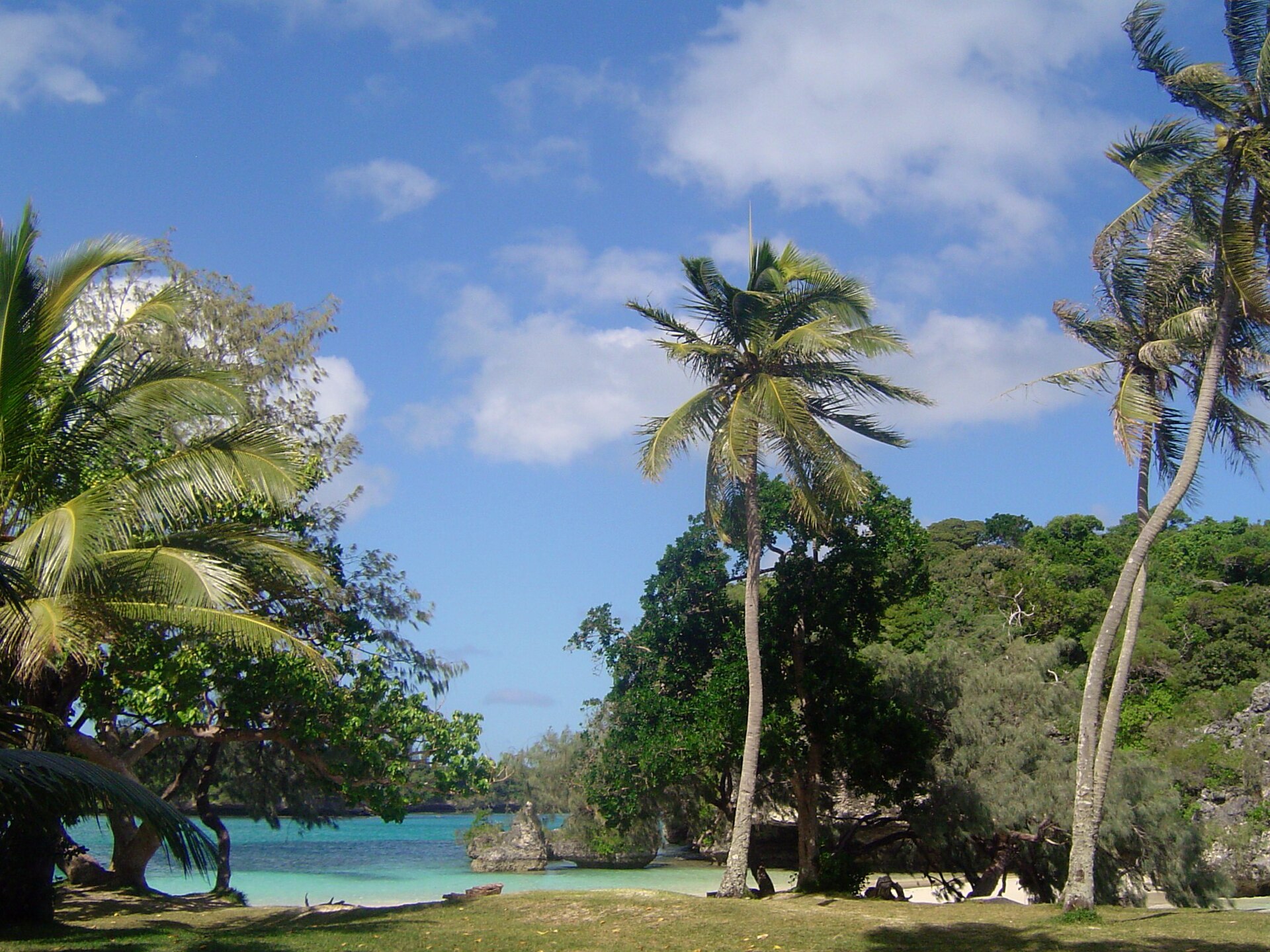 Turquoise ntre sable, mer et rocher, KANUMERA, ILE DES PINS, NOUVELLE CALEDONIE
